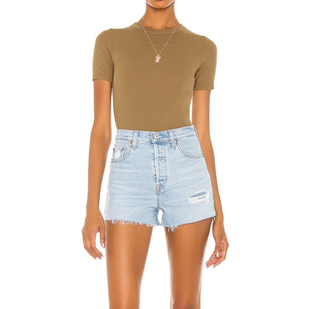 NWOT Levi’s Premium Ribcage Shorts, Light Wash, Tango Pulse, Size: 25
